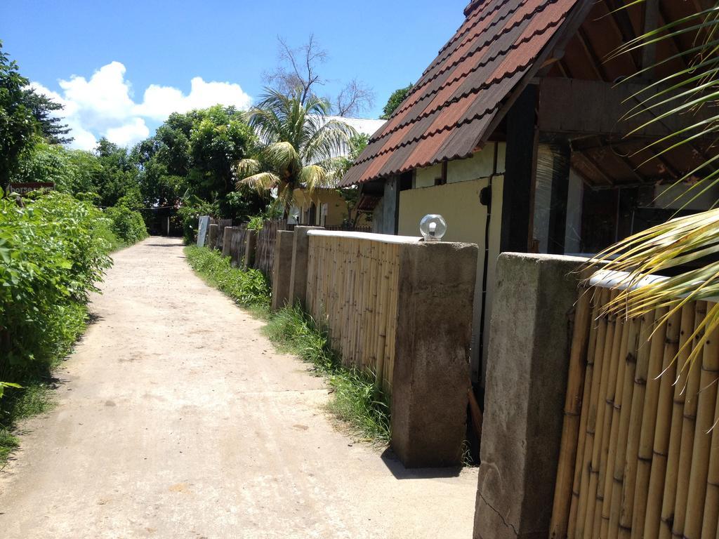 Balengku Homestay Гили Еър Екстериор снимка